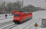 Die �u�erst frisch lackierte 101 003-2 rollte auf Solotour durch Saarmund (04.01.11)