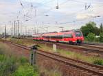 442 622 und 442 624 als RB 22 (RB 28831) nach Potsdam Hauptbahnhof bei der Durchfahrt durch den Ort Sch�nefeld am 02.