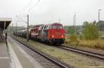 228 757-1 hat sich vor die 142 110-6 gesetzt und f�hrt mit der 142 110-6 und dem Kesselzug aus Rathenow raus und f�hrt dann nach Stendal weiter.