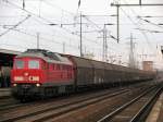 233 314-4 wartet nach dem Personalwechsel mit einem sch�nem G�terzug am 5.12.2009 in Berlin Sch�nefeld.