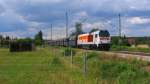 Der Knaller des Tages und auch gleichzeitig Abschluss meiner Bilderreihe vom 01.07.2011 war die HVLE 264 004-3 mit einem langen Zug Selbstentlader auf der Fahrt von Blankenburg nach Ruhland als DGS 91030. Sie passiert hier etwas vor der planm��igen Zeit den kleinen Ort Beyern.
