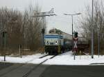 Am 14. Februar 2012 steht an einem  unbeschrankten Bahn�bergang in der Spitastrasse in Brandburg 345 268-7 der Industrietransportgesellschaft mbH Brandenburg (ITB).