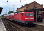 R�ckansicht des RE2 auf der Fahrt nach Cottbus hier zu sehen in K�nigs Wusterhausen mit seinem Geb�ude im Hintergrund.