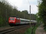 Klein Hannes und die gro�e 120: 120 131-8 durchf�hrt mit dem EC 341 Wawel + 2 Verst�rkerwagen (Hamburg - Cottbus) am 01.05.2010 Bestensee.