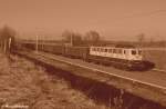 In Sepia - Das Tageshighlight in Form der 140 423-5 mit einem Rolldachwagenganzzug nach Spreewitz,hier am B� 72 bei Priort (02.03.11)