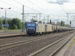 143 638-5 und 143 143-6 der der RBH Logistics GmbH mit einem Kesselzug am 20. September 2012 bei der Durchfahrt durch den Bahnhof Berlin Flughafen Sch�nefeld