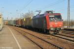 Die ersten Sonnenstrahlen des Tages treffen auf die umbezeichnete 145 084-0 von ITL mit einem Containerzug nach Dresden,Saarmund (29.03.11)