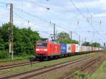 Wieder zur�ck an der Strecke kam prompt die 145 022-0 mit ihren Containern am 25.05.2010 Richtung Golm durch Saarmund.