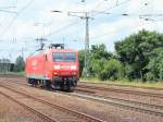 145 053-5 nach dem Passieren des Bahnhofs Saarmund in Richtung Gro�beeren am 04.