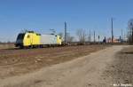 ITL zum III: ES 64 F-902 mit einem weiteren Containerzug in der Gegenrichtung und durchf�hrt soeben Saarmund (08.03.11)