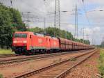 152 055-0 und 152 048-5 ziehen einen langen Zug Sch�ttgutwagen am 14. Juli 2012 auf dem s�dlicher Berliner Au�enring bei Diedersdorf.