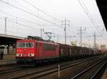 155 032-6 mit einem gemischten G�terzug am 5.12.2009 in Berlin Sch�nefeld.