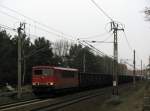 Im Hintergrund f�hrt noch der lange Autozug, da kommt schon der Kohlenzug K�nigs Wusterhausen - Spreewitz durch mit 155 075-5 am 17.03.
