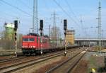 155 260-3 kommt mit einem komplett leeren, aber ziemlich langen Containerzug am 08.04.2010 in den Bahnhof von Berlin Sch�nefeld Flughafen gefahren.