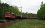 155 162-9 kam mit einem fast nur mit holzbeladenen Zug Richtung Frankfurt/Oder am 01.Mai 2010 durch Bestensee.
