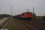 155 080-5 war mit einem vollen Autozug unterwegs,als sie durch Saarmund rollte (20.10.09)