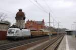 ES 64 U2 - 101 (182 601-5) Hupac im Dienst f�r Raildox/SETG mit Holzzug in Rathenow in Richtung Stendal unterwegs.