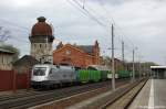 ES 64 U2 - 100 (182 600-7) Hupac im Dienst f�r Raildox mit Holzzug in Rathenow in Richtung Stendal unterwegs.