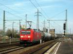 185 188-0 mit einem Kesselzug, der Harnstoff geladen hatte Richtung Gesnhagerner Heide auf dem  falschen  Richtungsgleis am 08.04.2010.