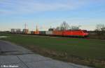 Die �u�erst saubere 185 083-3 war mit einem Containerzug nach Dresden unterwegs und passiert die Felder am B� bei Satzkorn (12.02.11)