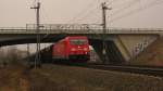 Nach einem kurzen Sprint von der Br�cke zu dieser Stelle kam direkt dem Dampfer entgegen um 10:26 die 185 213-6 mit 2500 to am Harken als CFN 62188 durch Trebbin am 05.03.2011.