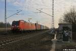 185 064-3 mit einem weiteren Containerzug an die Nordsee,passiert gleich den B� 72 bei Priort (24.02.11)