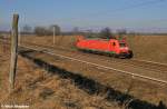 185 002-3 mit ehemaliger Traxxwerbung auf Solotour am B� 72 bei Priort (02.03.11)