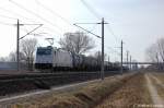 185 562-6 von der BLG Logistics und ITL mit Containerzug zwischen Gro�wudicke und Rathenow in Richtung Rathenow unterwegs.