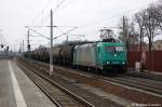 185 575-8 Alpha Trains im Dienst f�r die HGK mit Kesselzug in Rathenow in Richtung Wustermark unterwegs.