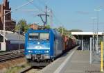 185 519-6 der ITL mit einem Containerzug bei der Einfahrt in den Bahnhof Rathenow, wegen einer ICE �berholung.