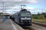 185 551-9 MRCE f�r CFL cargo mit einem Benzin-Kesselzug in Rathenow.