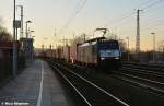 ITL zum V: Zum Abschluss des Tages noch ES 64 F4-200 mit einem Containerzug inklusive Gru� durch Lichthupe,Saarmund (08.03.11)
