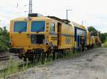 Universal Stopfmaschine Plasser & Theurer UNIMAT 09-475/4S DYNAMIC (97 43 56 503 18-1, Baujahr 2008, Maschinennummer 1306) verbunden mit Schotterplaniermaschine Plasser & Theurer SSP 110 SW (97 16 46 511 18-0) der Gleisbau-Busching-Wagner GmbH steht am 10. August 2012 in einem �ffentlichen zug�nglichen Bereich des G�terbahnhofes Gr�nau. 