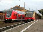 Der abfahrende RE 2 an Gleis 1 taucht aus dem Schatten der S 46 nach nach Halensee auf, diese sollte am 13.11.2009.