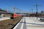 Auf Gleis 6 in Berlin Gesundbrunnen f�hrt gerade der RE5 (RE 4359) nach Lutherstadt Wittenberg ein und geschoben hatte die 112 111-0.