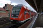 Bei starkem Regenfall steht auf Gleis 1 im Rathenower Hbf der RE2 (RE 37385) nach K�nigs Wusterhausen.