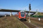 112 121 verl�sst gerade mir ihrer Dostos Garnitur den Bahnhof Wustermark und n�chster Halt ist dann Buschow.