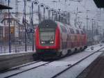 Am Gleis 2 f�hrt im winterlichen Spreewald der RE2 (RE 38163) von Rathenow nach Cottbus ein.