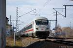 Mit ex-Metropolitan Steuerwagen voraus durchfahrt der ICE 1105 von Hamburg-Altona nach Berlin S�dkreuz den Bahnhof Friesack(Mark).